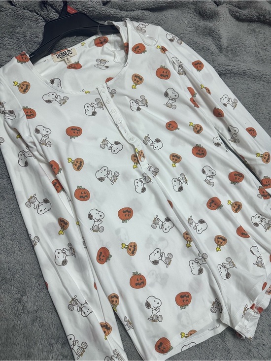 Peanuts Other - Peanuts women’s White Snoopy & Pumpkin Button-Front Pajama Top